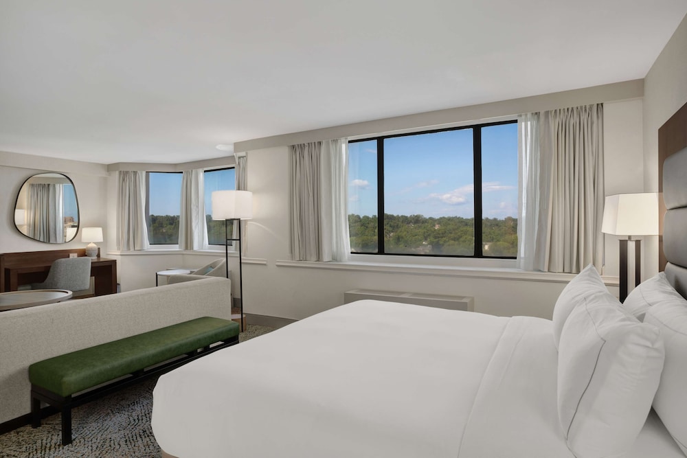 Junior Suite, 1 King Bed, Accessible photo 2
