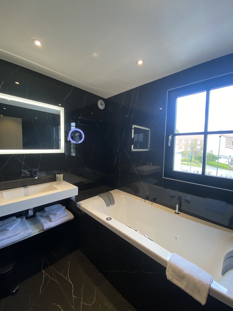 Superior Room, 1 King Bed, Non Smoking, City View (Twin bed on request) - Photo 3