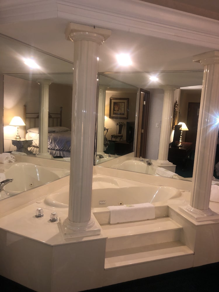 Suite, 1 King Bed, Non Smoking, Jetted Tub photo 3