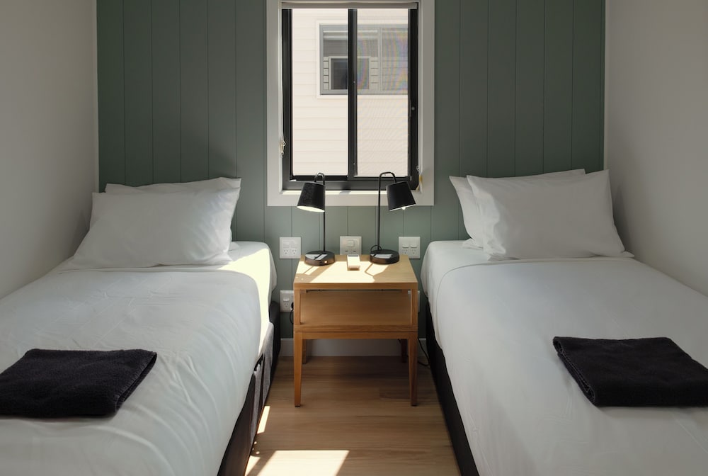 Deluxe 2 Bedroom Access Cabin - Sleeps 4 photo 3