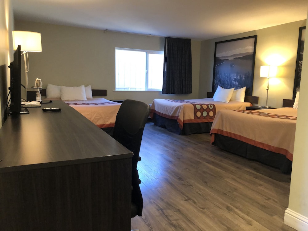 Deluxe Family Suite, 3 Queen Beds, Non Smoking