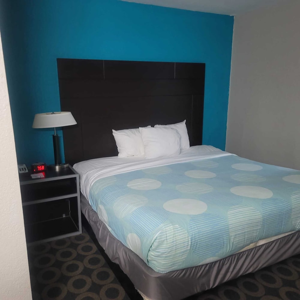 Suite, 1 King Bed, Non Smoking - Photo 8