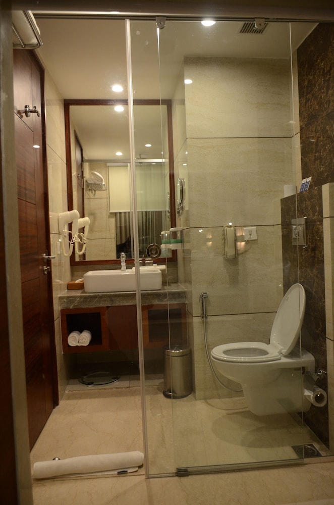 Junior Suite, 1 Double Bed, Bathtub - Photo 4