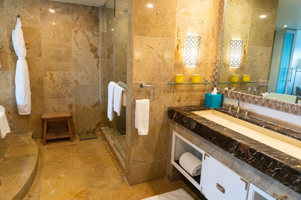 Club Suite, 1 King Bed, Oceanfront - Photo 11