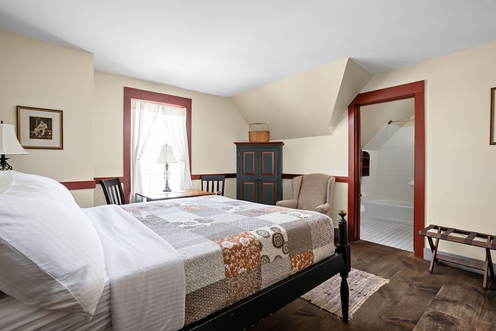 Grand Room, 1 Queen Bed with Twin Bed photo 3