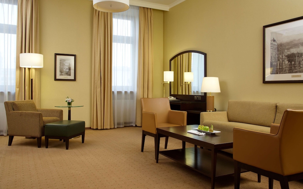 Suite, 1 King Bed, Corner photo 3