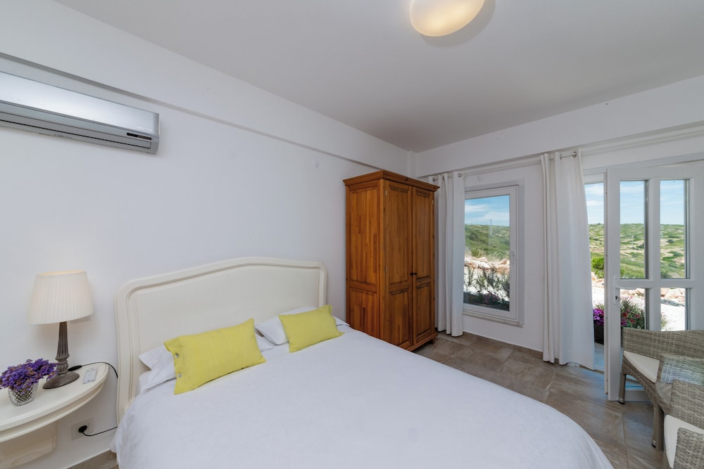 Deluxe Double Room, 1 Queen Bed, Balcony, Partial Sea View
