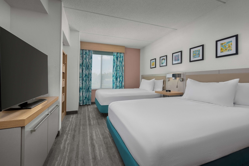 2 Queen Beds Junior Suites with Sofabed - Photo 1