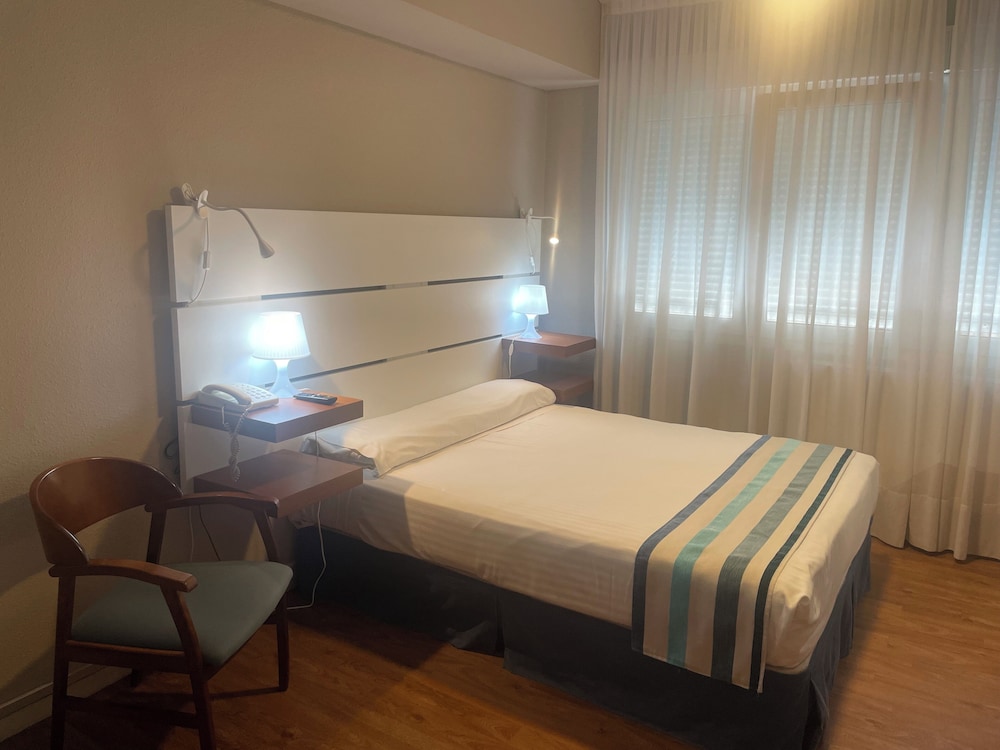 Studio, 1 Queen Bed, Smoking, Kitchenette (I) photo 3