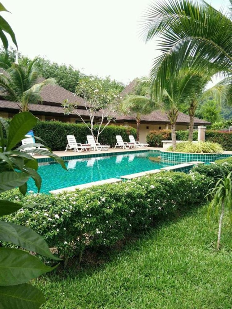 Two-Bedroom With Pool View photo 2