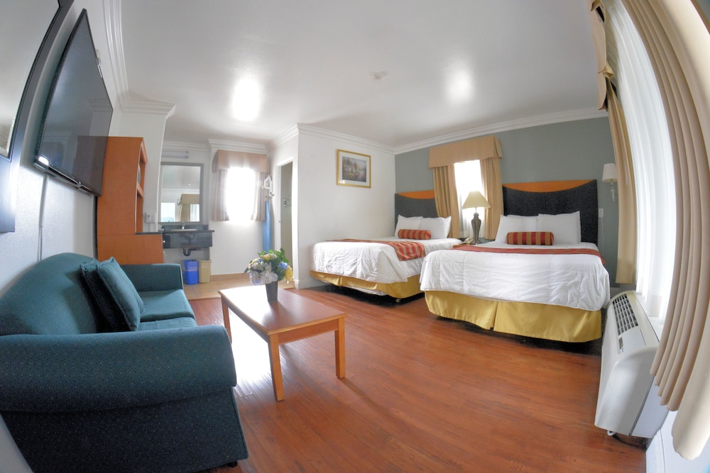 Deluxe Room, Two Queen Beds and Sofa Bed photo 1
