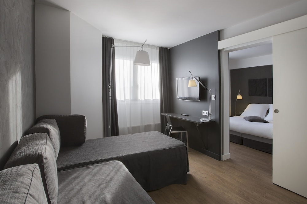 Family Room, Multiple Beds, Non Smoking - Photo 1