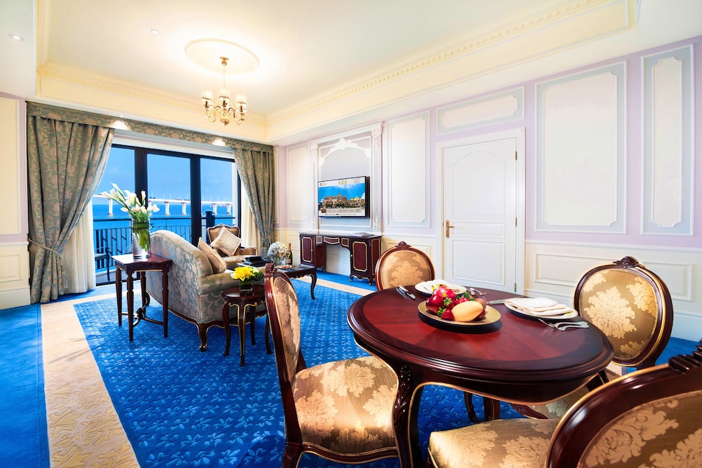 One Bedroom Suite with Sea View, Balcony - Photo 2