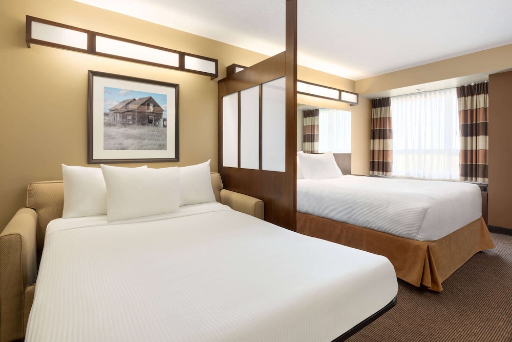 Business Suite, 1 Queen Bed, Non Smoking, Refrigerator & Microwave (Sofa bed) photo 3
