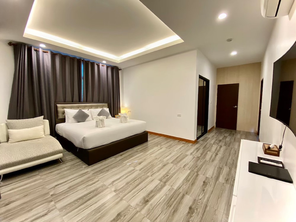 Luxury Suite - Photo 9