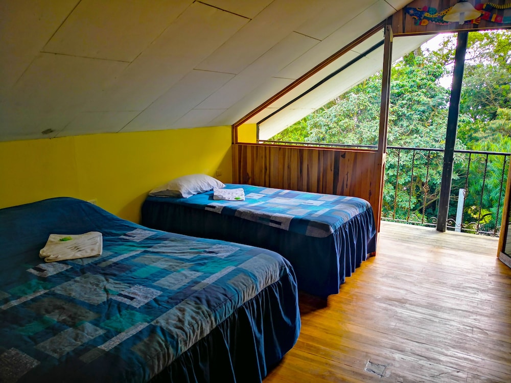 Family Double Or Twin Room, 1 Bedroom, Shared Bathroom photo 2