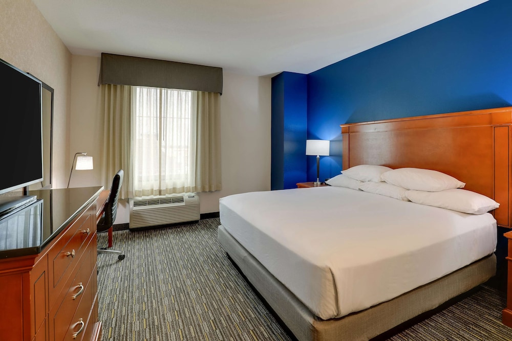 Suite, 1 King Bed, Refrigerator & Microwave (Upper Floor, 2 rooms) photo 3