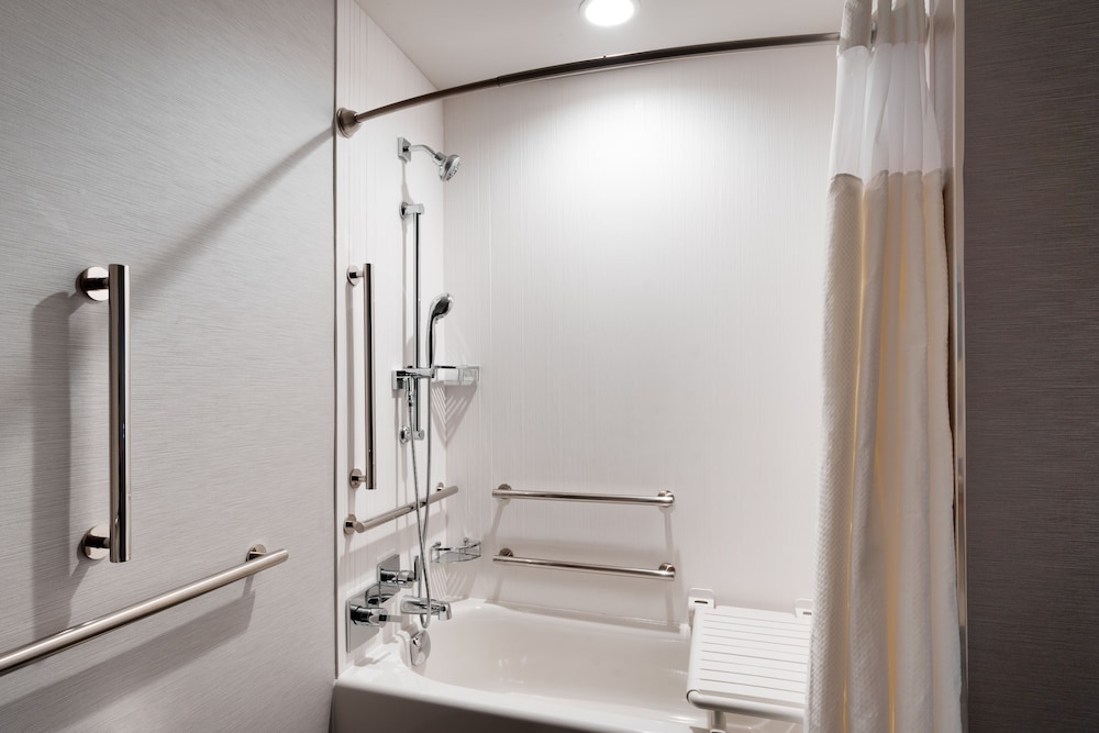 Standard Room, 2 Queen Beds (Mobility/Hearing Access, Roll-In Shwr) - Photo 5