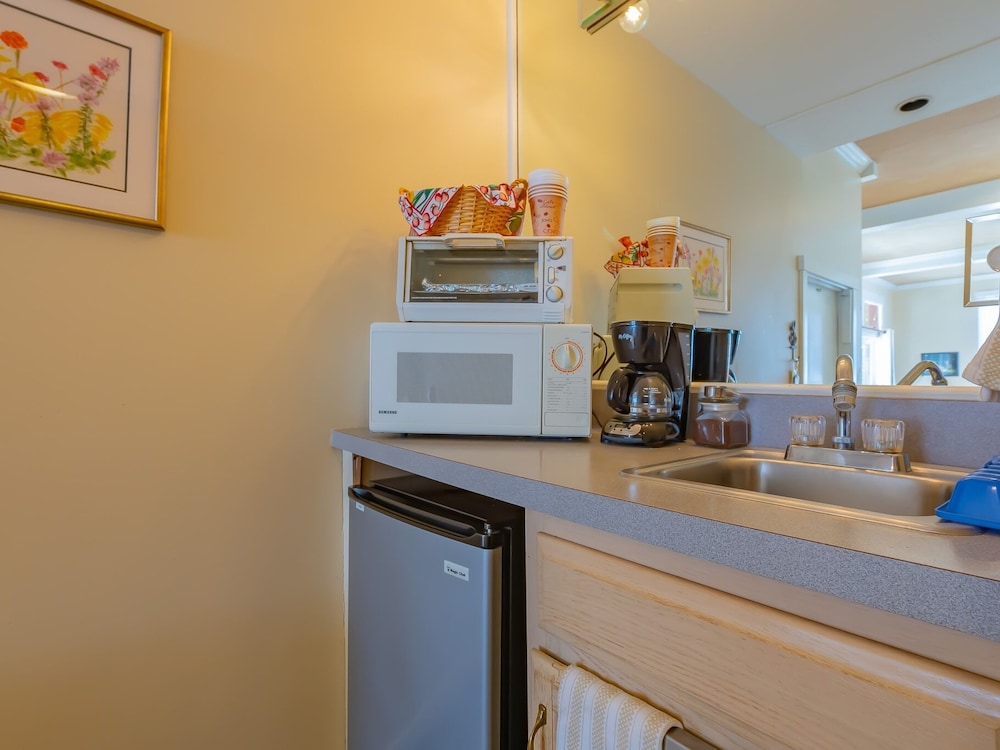 Suite, Private Bathroom (Queensboro - Pets Allowed) photo 2