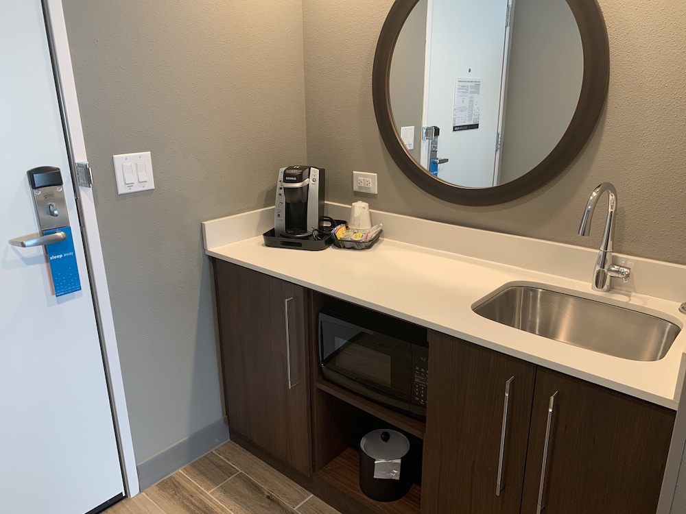 Studio, 1 King Bed, Refrigerator & Microwave (Wet bar) photo 2