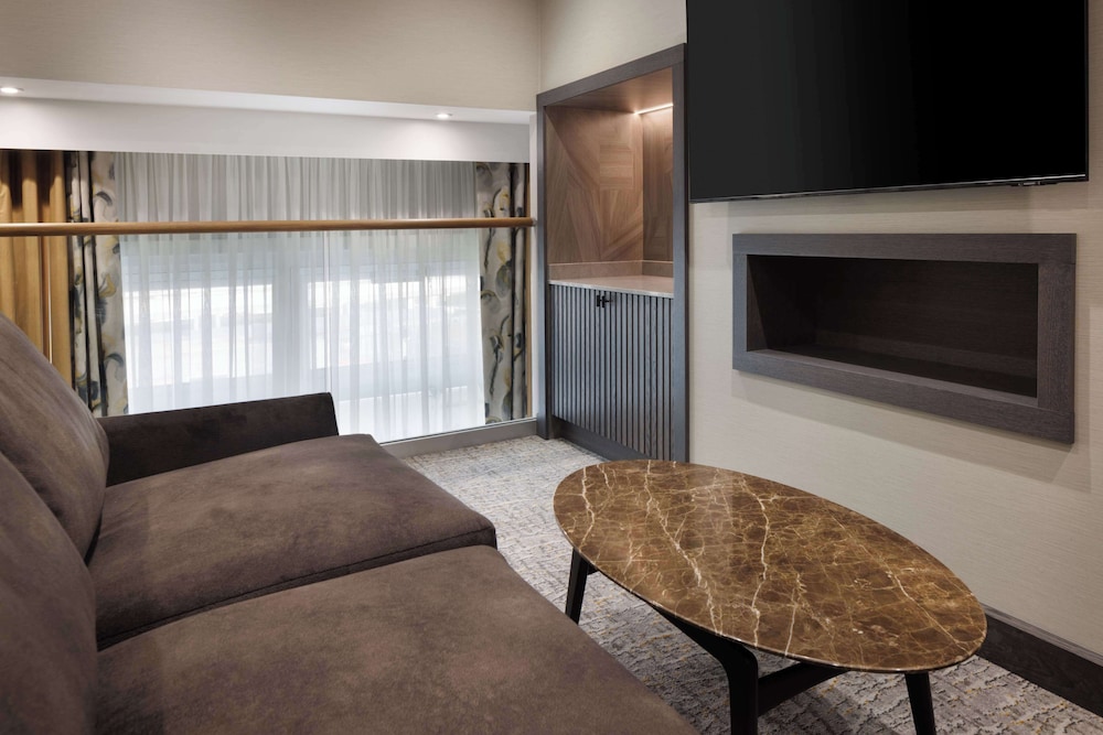 Suite, 2 Double Beds thumbnail 5