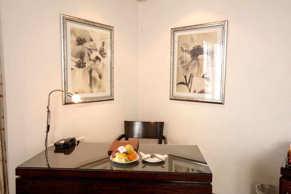 Executive Suite - Photo 4