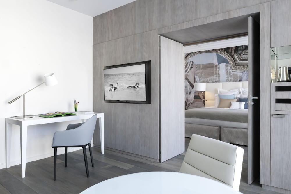 Suite, 1 très grand lit, vue partielle sur la mer