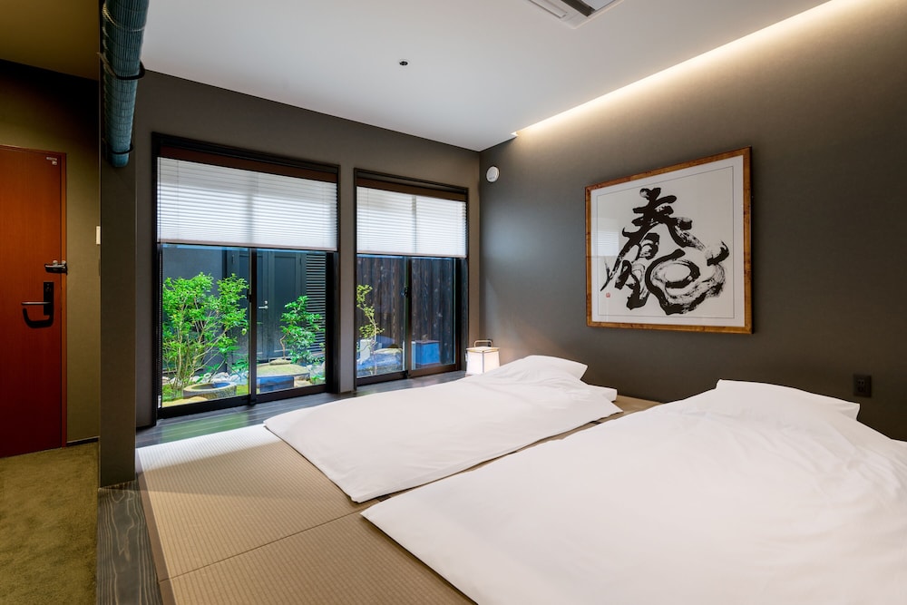 Deluxe Quadruple Room, Non Smoking, Private Bathroom, Courtyard View photo 2