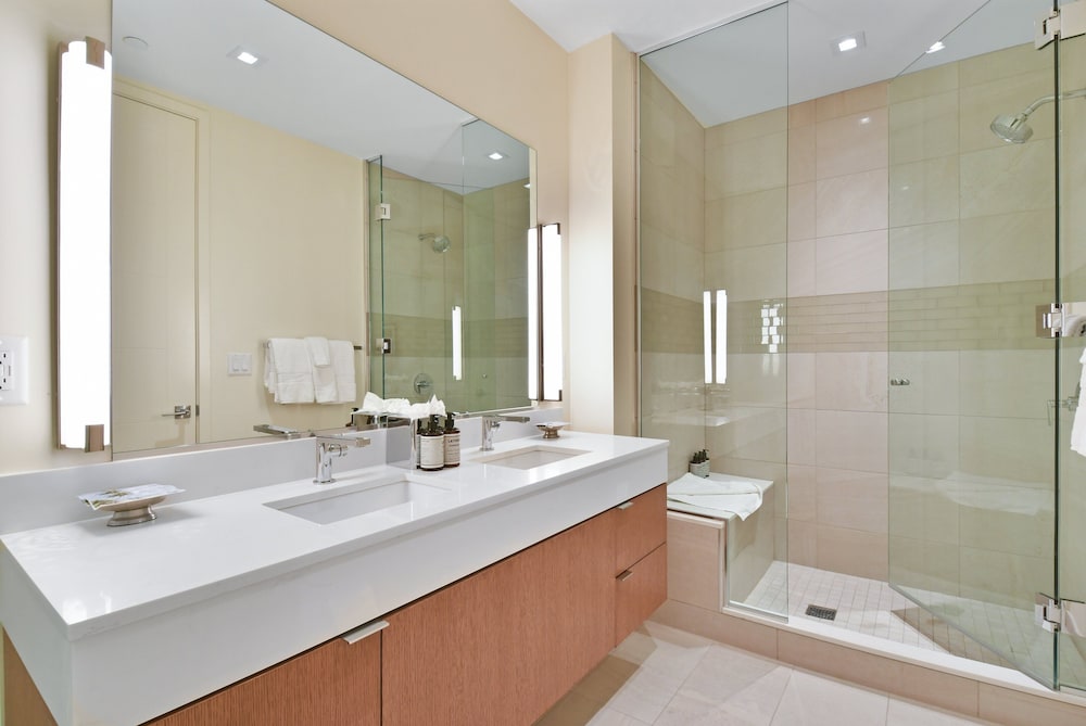 Hotel Room - Photo 6