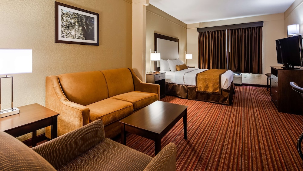 Suite, 1 King Bed, Non Smoking, Refrigerator & Microwave - Photo 1