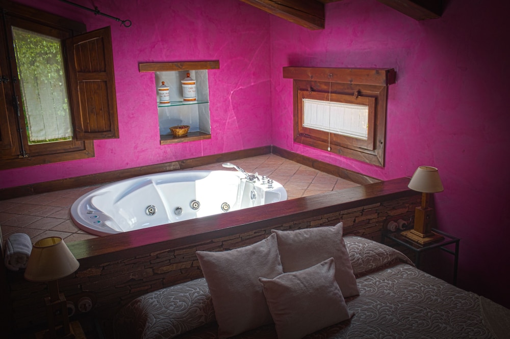 Suite (Fucsia) photo 3