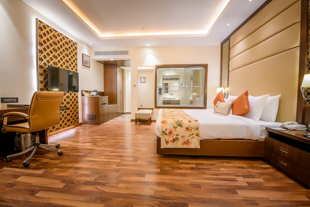 Executive Suite, 1 King Bed, Non Smoking - Photo 1