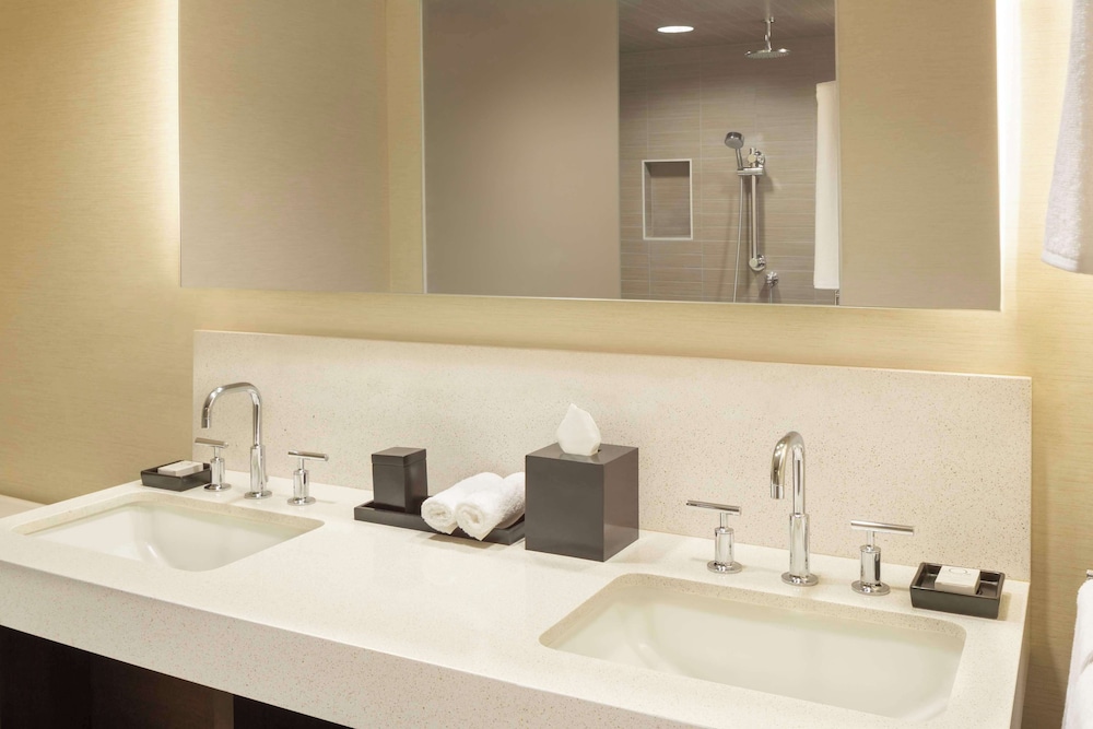 Suite - Photo 3