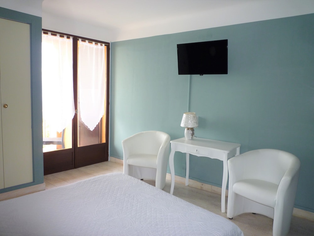 Double or Twin Room, Ensuite - Photo 3