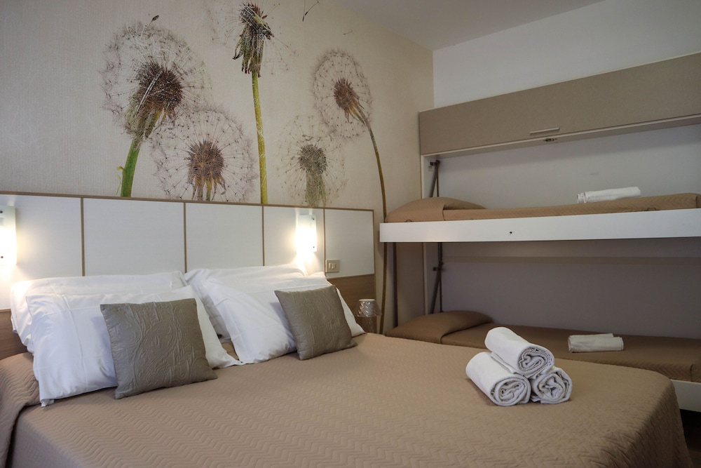 Quadruple room, partial sea view (No Elevator) photo 1