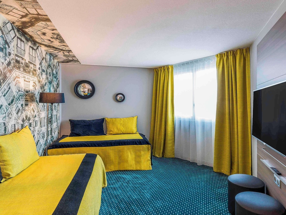 Suite with 1 double bed and twin beds - Photo 4