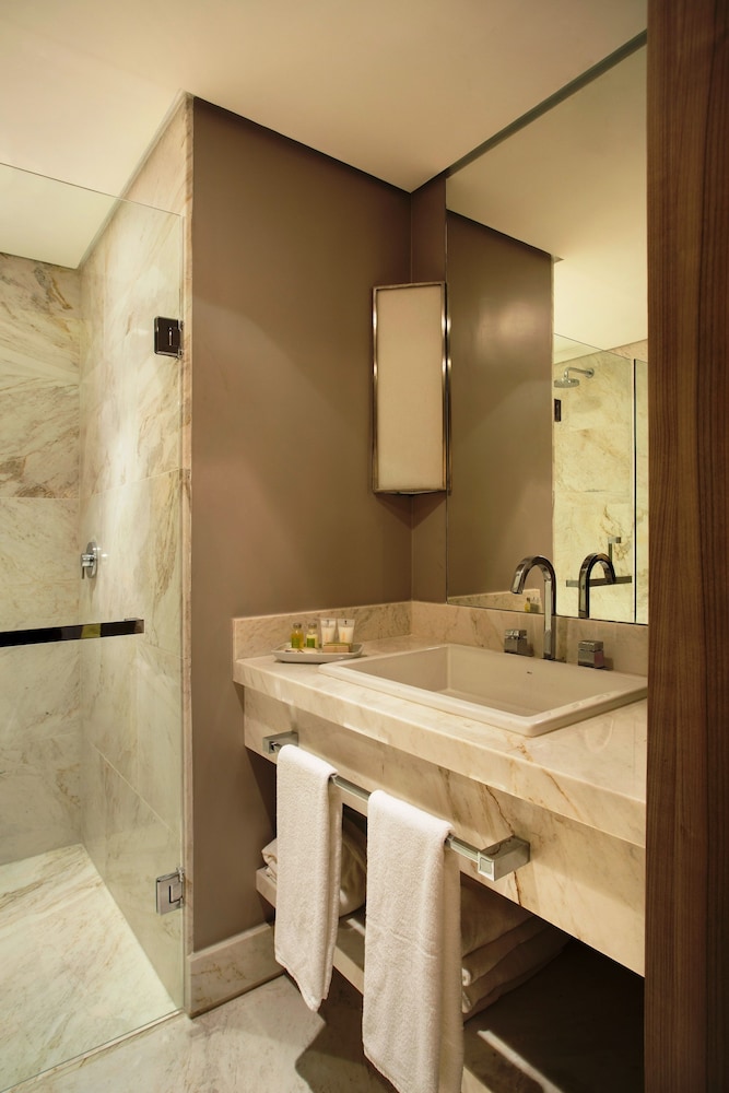 Deluxe Triple Room thumbnail 5