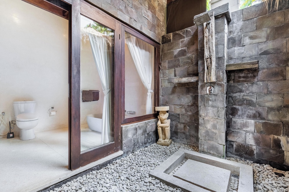 4 Bedrooms, Separate Entrances Beachfront Group Stay - Photo 45