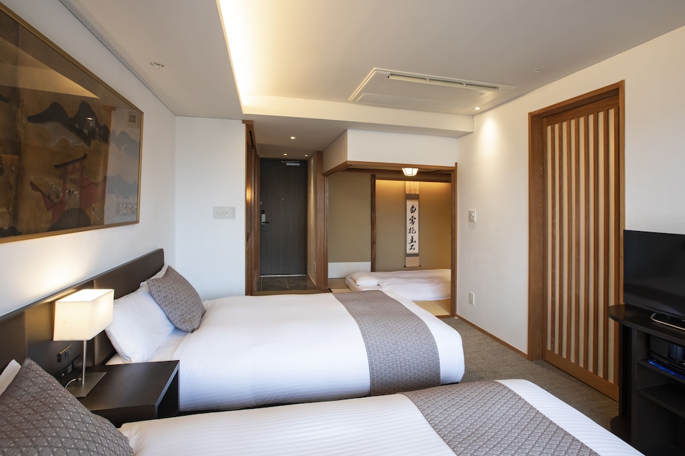 Premium Twin Room - Photo 4