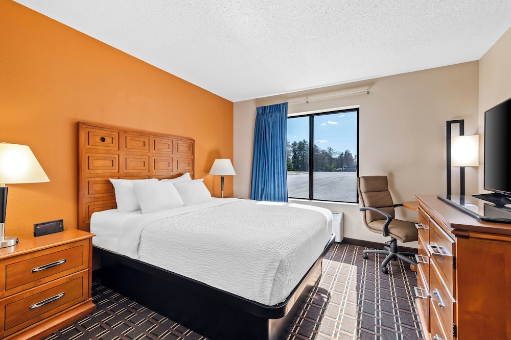 Room, 1 Queen Bed, Mobility Accessible, Non Smoking (Roll-In Shower) photo 3