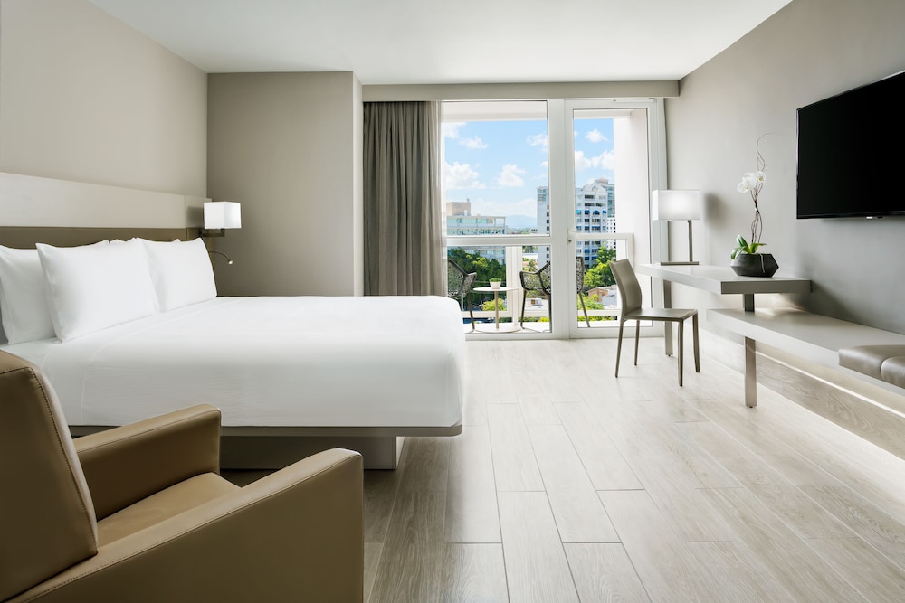 Room, 1 King Bed, Balcony photo 3