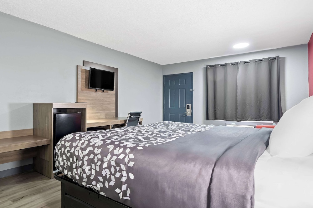 Room, 1 King Bed, Smoking - Photo 2