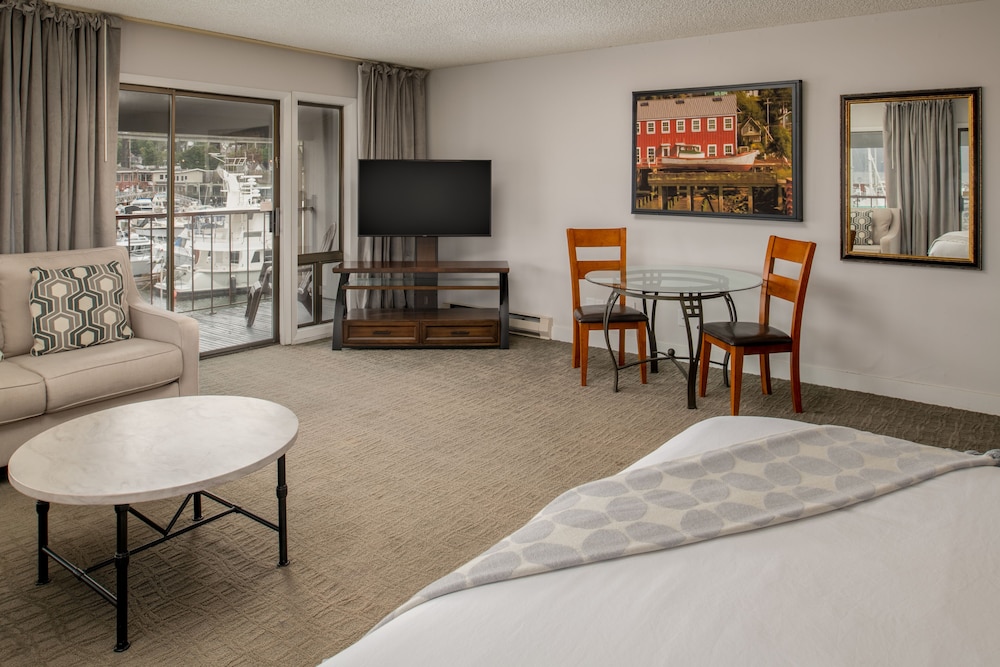 Premium King Suite with Marina View and Wrap-Around Balcony- No Pets - Photo 4