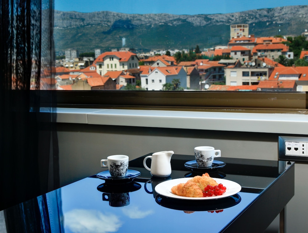 Superior Twin Room, City View photo 3