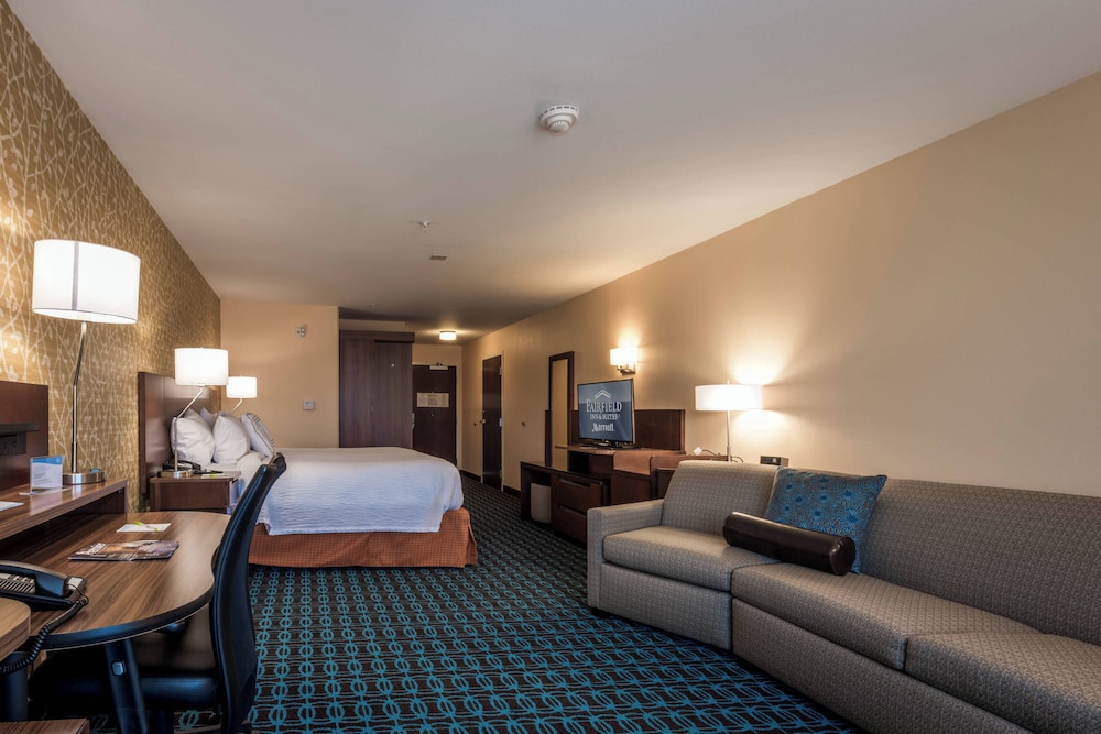 Suite, 1 King Bed with Sofa bed (Mobility Accessible, Roll-In Shower) photo 3