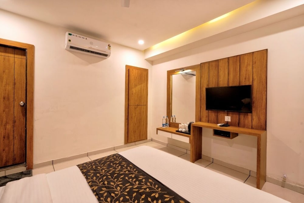 Deluxe Room - Photo 8