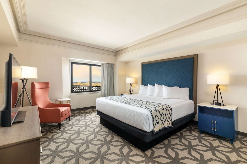 Executive Suite, 1 Bedroom, Non Smoking (East Tower) - Photo 5