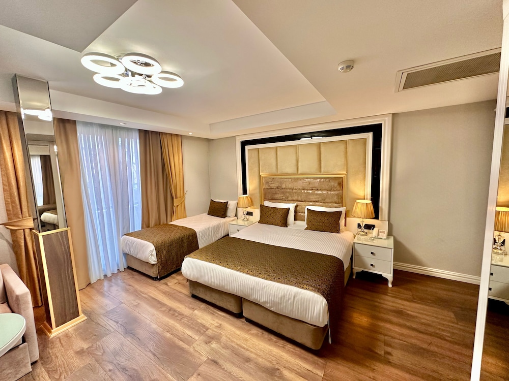 Superior Triple Room with Balcony photo 1