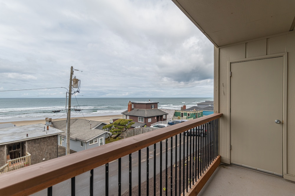 Classic Condo, Fireplace, Ocean View