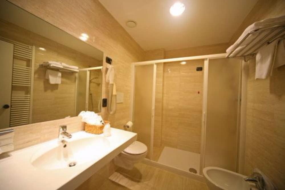 Economy Triple Room - Photo 7